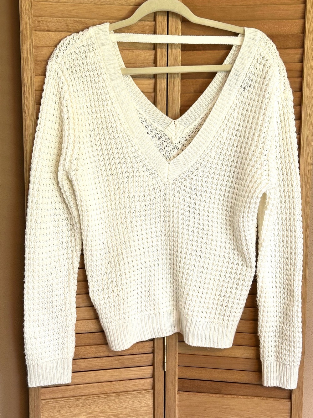 Forever 21 Winter white soft vneck & back sweater size small